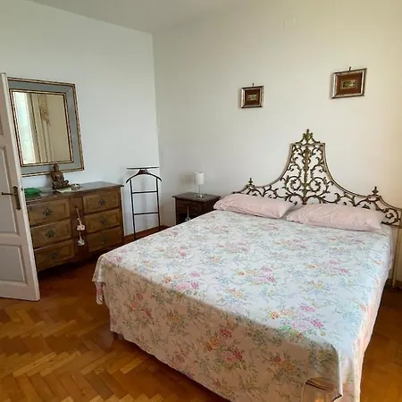 Sea View Apartment, 3 Bedrooms, Large Living *